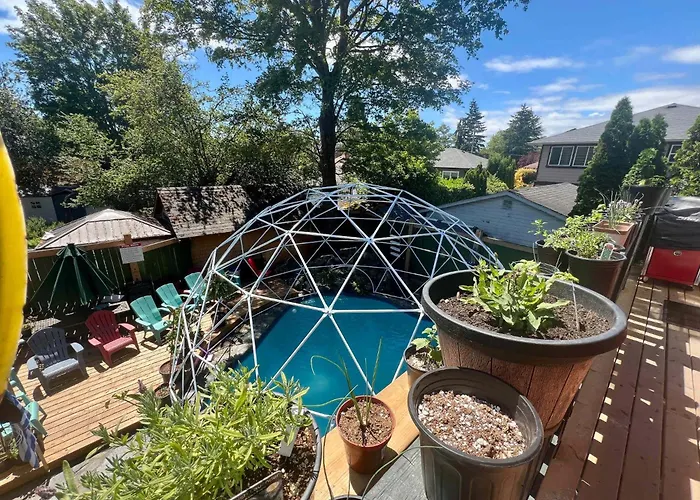 Charming "Melrose Place" W Year-Round Heated Pool, Deck & Grill